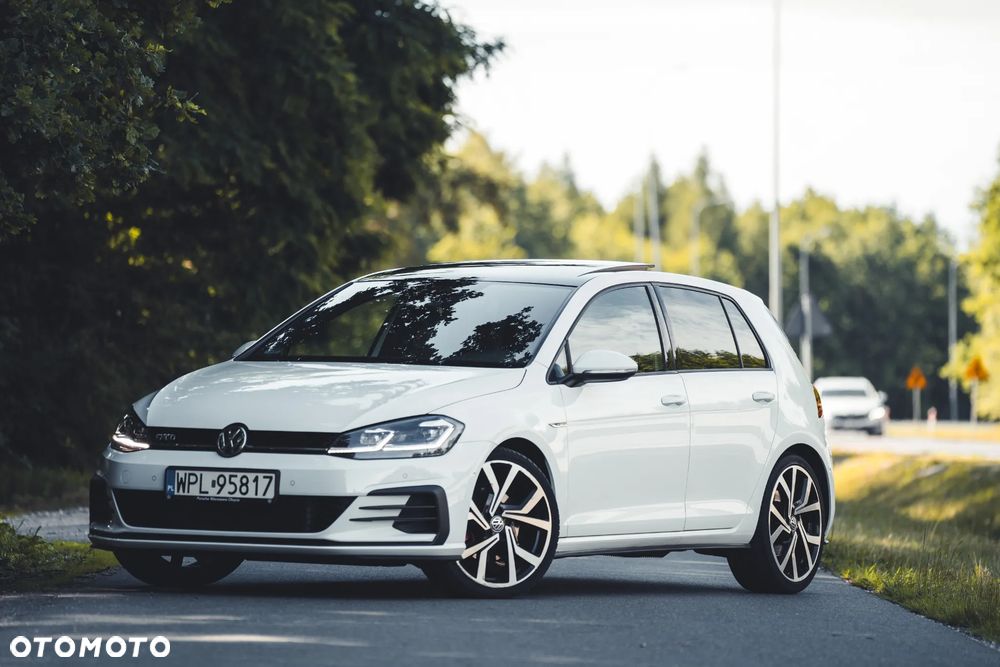 Volkswagen Golf - 1
