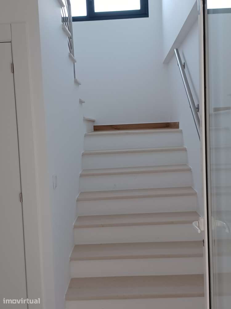 Moradia T4 moderna com jardim e acessibilidade - Grande imagem: 2/7