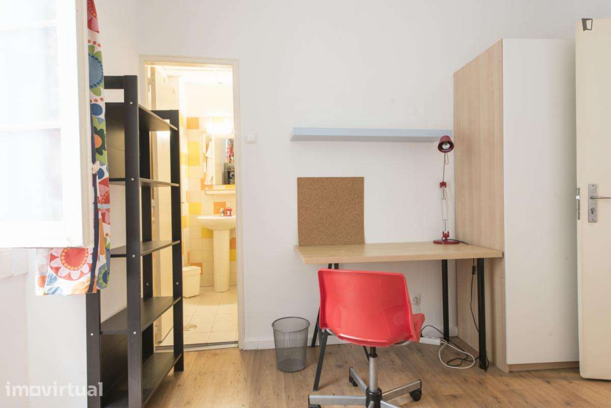 Quarto - localizado em Intendente Lisbon - Grande imagem: 4/21