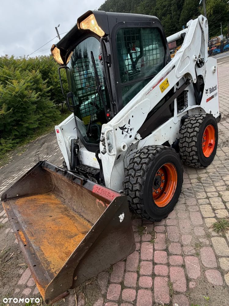 Bobcat S530. Ładowarka 4x4 wózek terenowy. Łyżka. Pełne sterowanie z dżojstika jazda i praca. Aktualne serwisy DEKRA 2026r. Silnik Kubota 4cyl 55km. Maszyna Jak Nowa z Salonu! Pochodzi z Norweskiego Gospodarstwa! 2020 rok 1724 mtg! Zero luzów i wycieków. Bardzo mocna i wydajna maszyna o małych gabarytach! Idealna do stajni oraz Budownictwa. OKAZJA TANIO 3 wyjścia Hydrauliczne pod urządzenia!! Wszystkie opony jak nowe .Kabina ogrzewana pełne szkło + drzwi. Po serwisach. Potężna moc. OKAZJA - 20