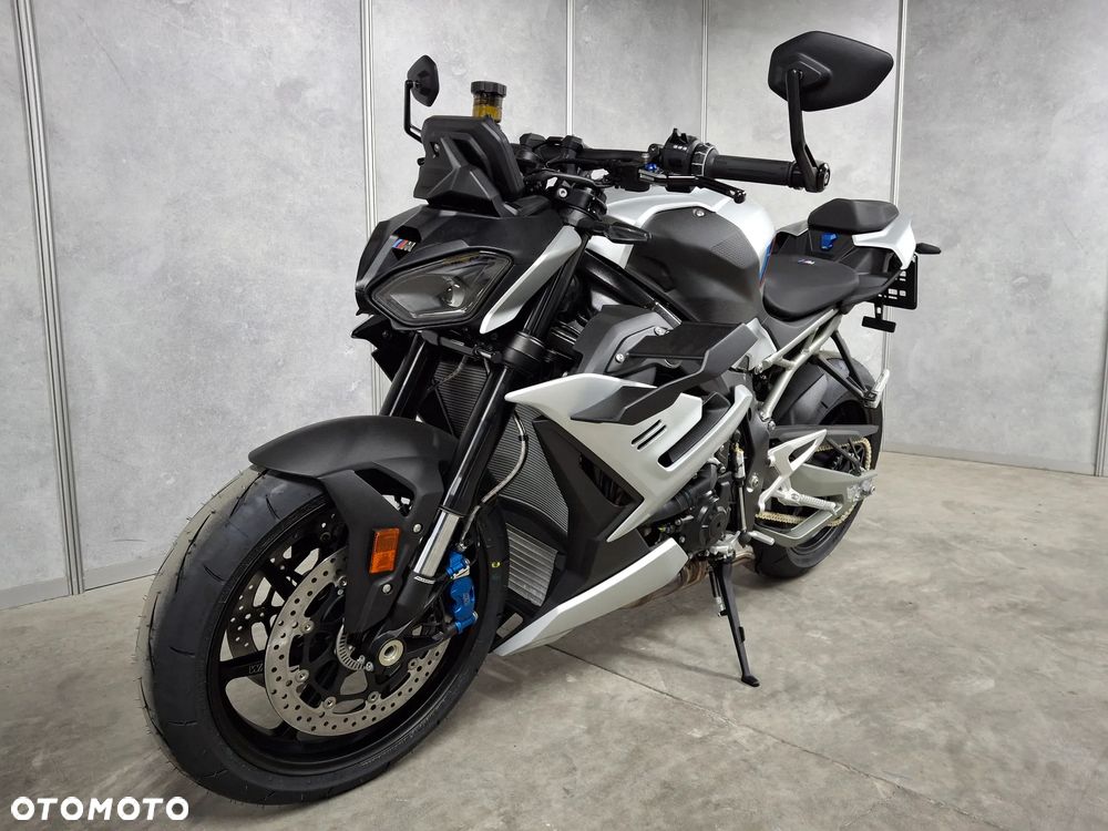 BMW S - 6