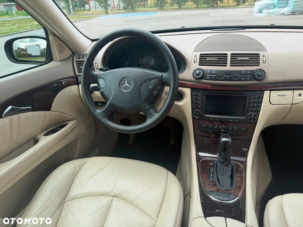 Mercedes-Benz Klasa E 240 4-Matic T Classic - 16