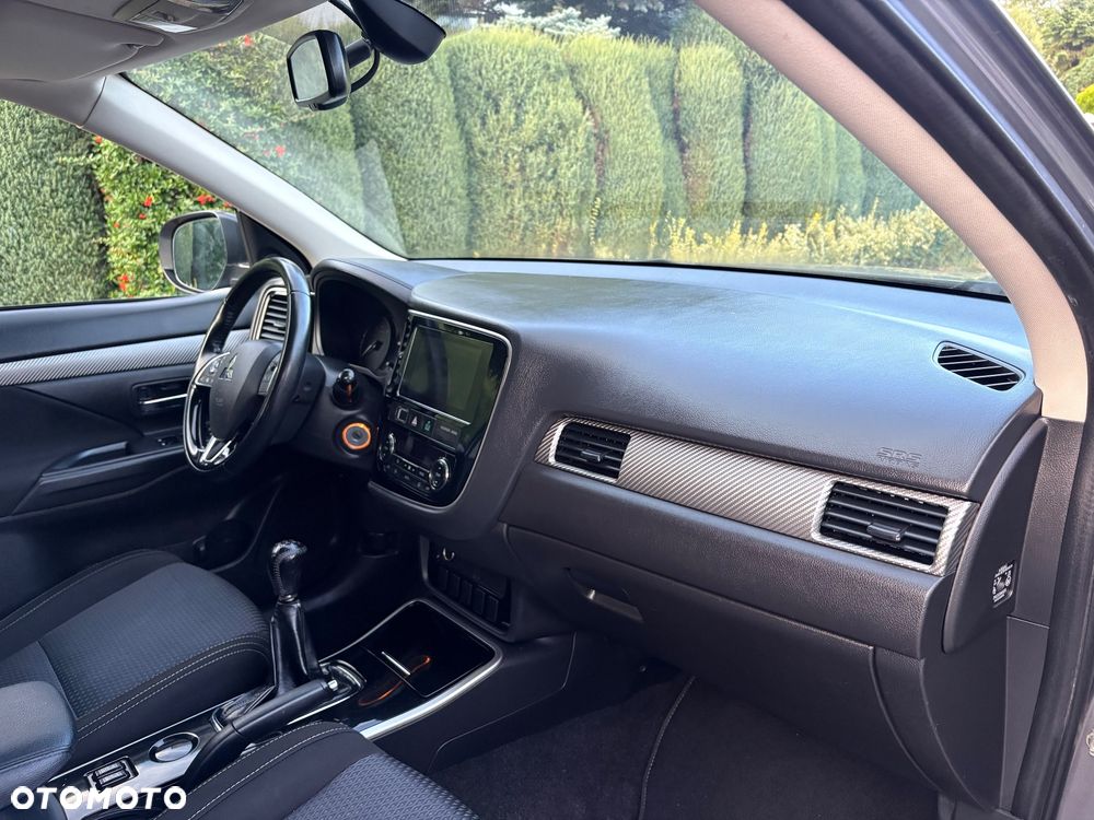 Mitsubishi Outlander 2.0 Invite + 2WD - 21