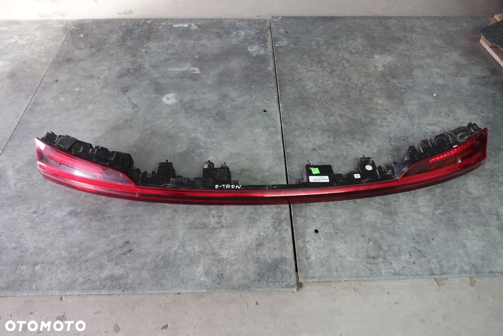 LAMPA TYLNA BLENDA LED KLAPY E-TRON - 1