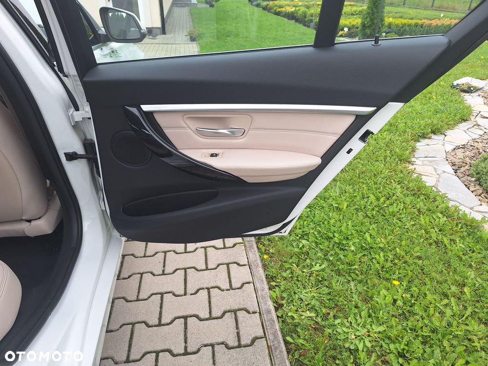 BMW Seria 3 330i xDrive Sport Line Sport - 16