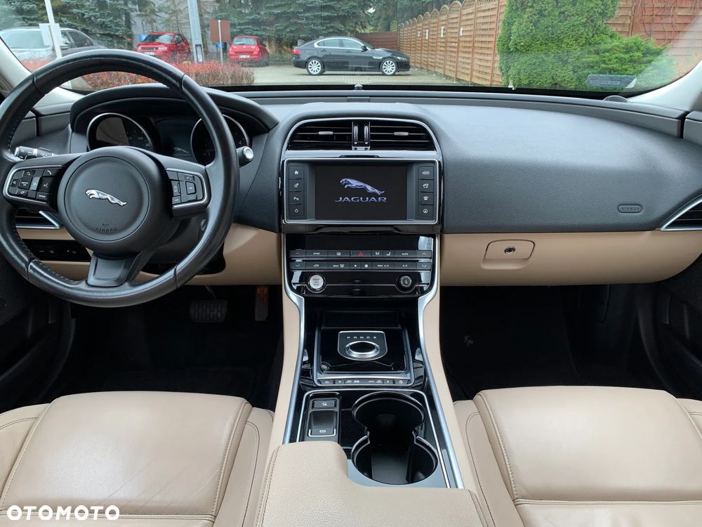 Jaguar XE 2.0 D Prestige - 18