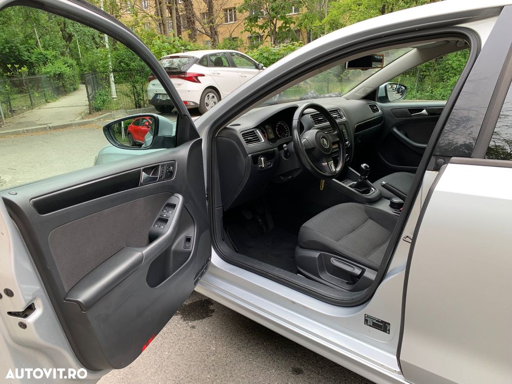 Volkswagen Jetta 1.6 TDI Blue Motion Technology Trendline - 13
