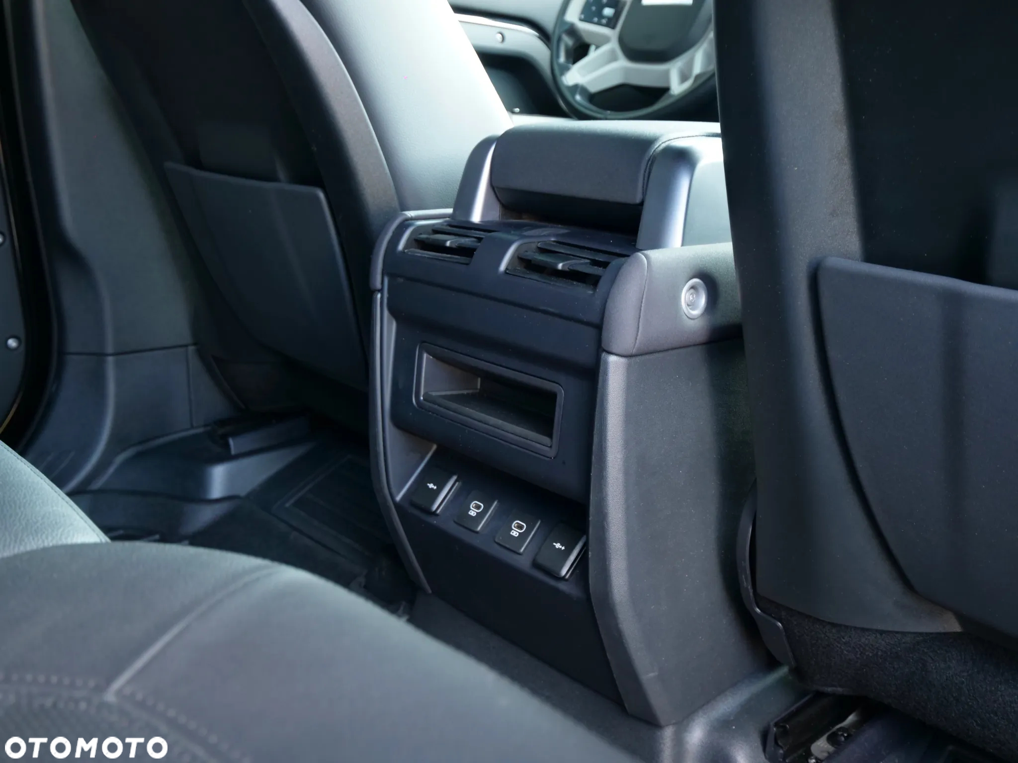 Land Rover Defender - 34