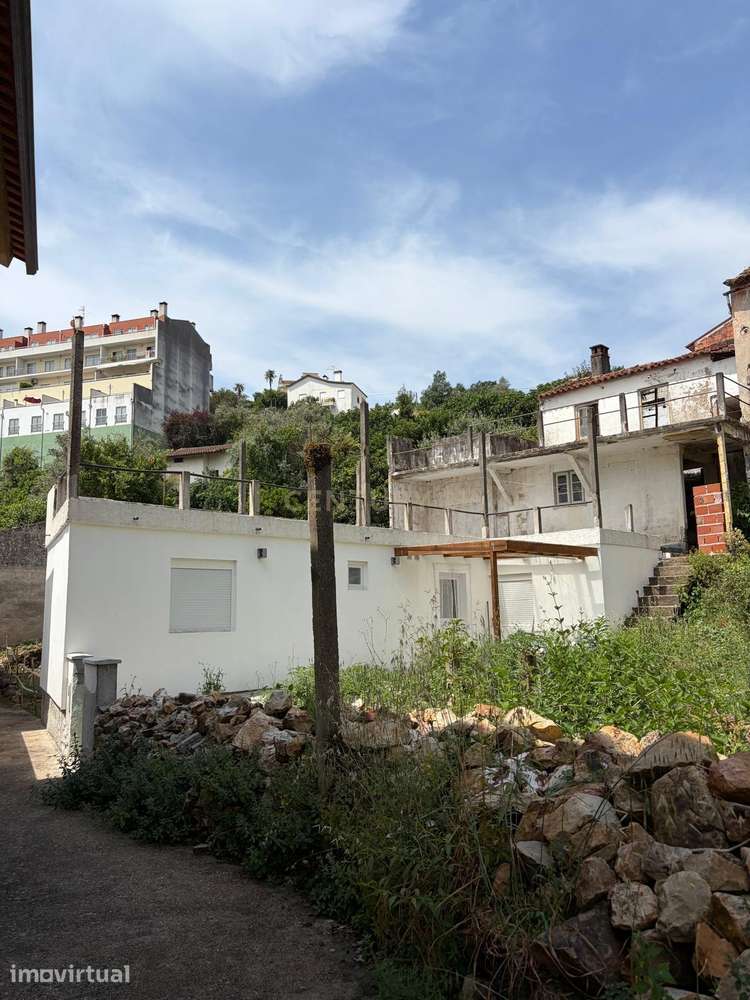 Moradia para Reabilitação com Excelente Potencial em Penacova - Grande imagem: 2/8
