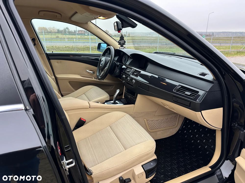 BMW Seria 5 523i Touring - 14