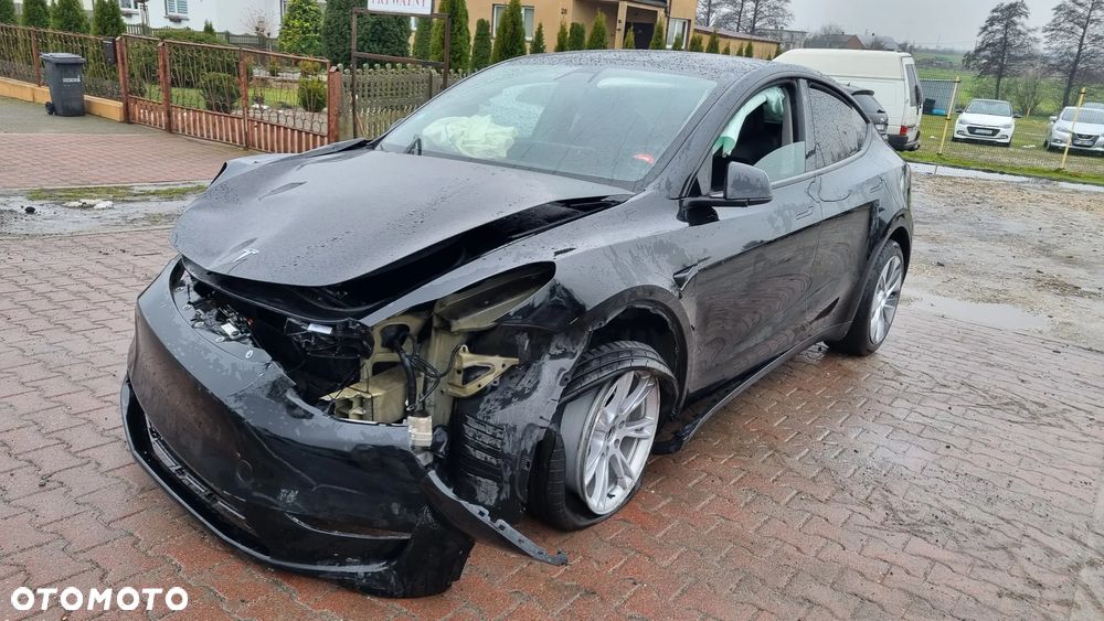 Tesla Y - 17