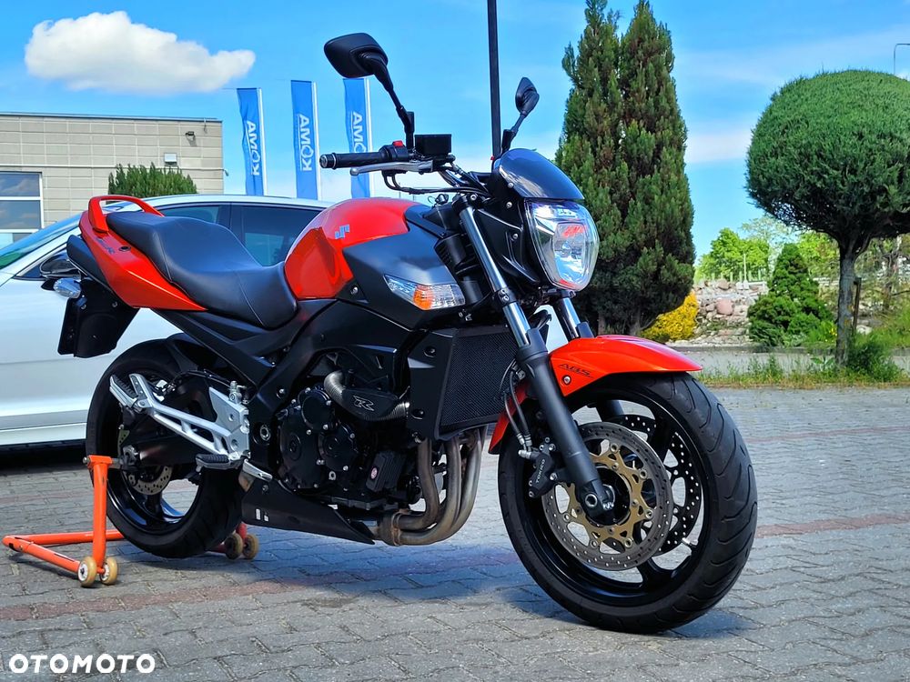 Suzuki GSR - 16