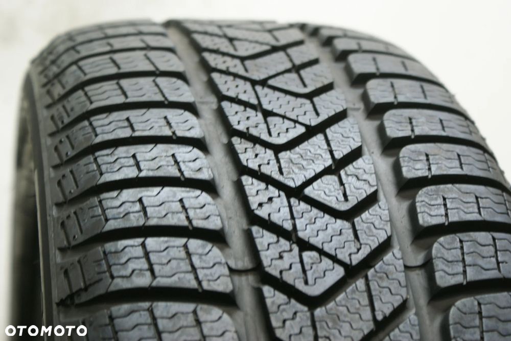 205/55R17 PIRELLI WINTER SOTTOZERO 3 , 6,7mm 2021r - 2