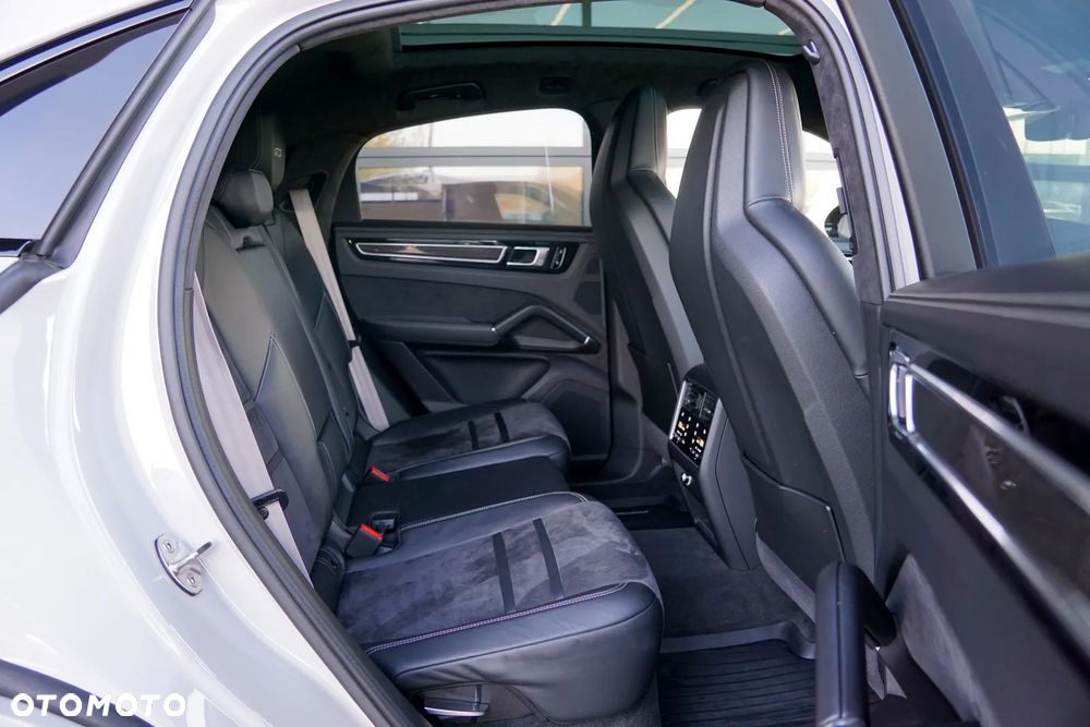 Porsche Cayenne Coupe GTS - 24