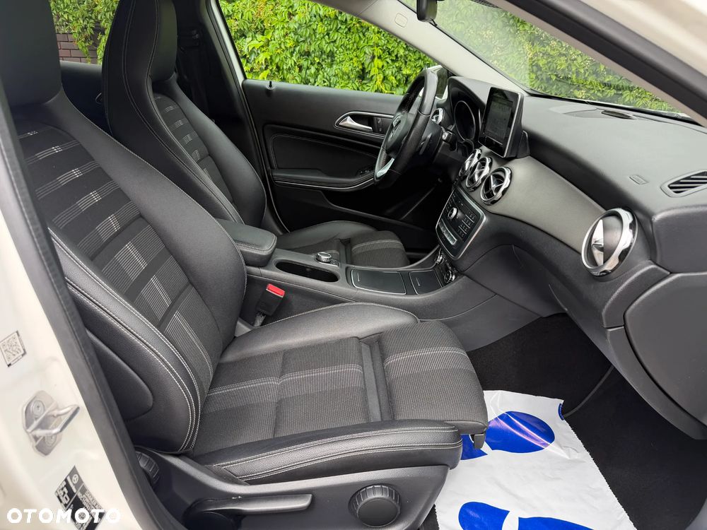 Mercedes-Benz GLA 200 7G-DCT Urban - 13