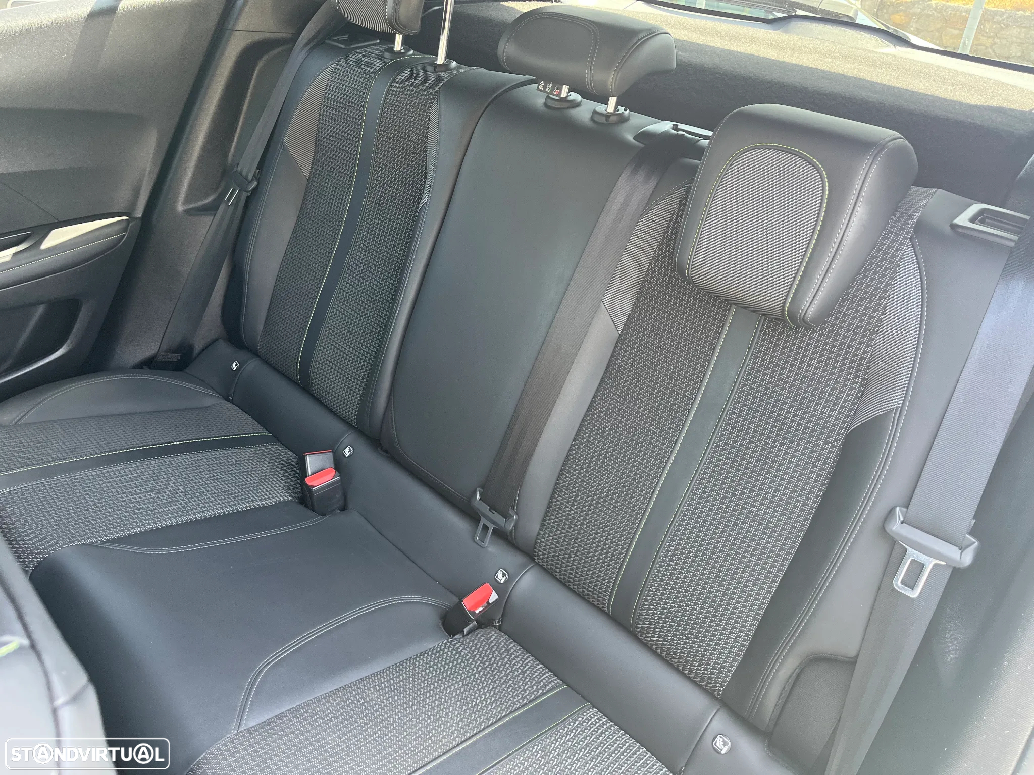 Peugeot 2008 PureTech 130 GT - 10