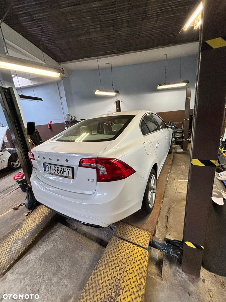 Volvo S60 T5 Drive-E Dynamic Edition (Kinetic) - 4