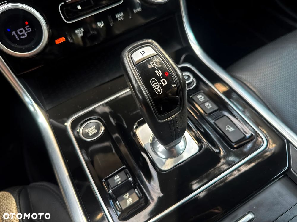 Jaguar XE D180 R-Dynamic S - 35
