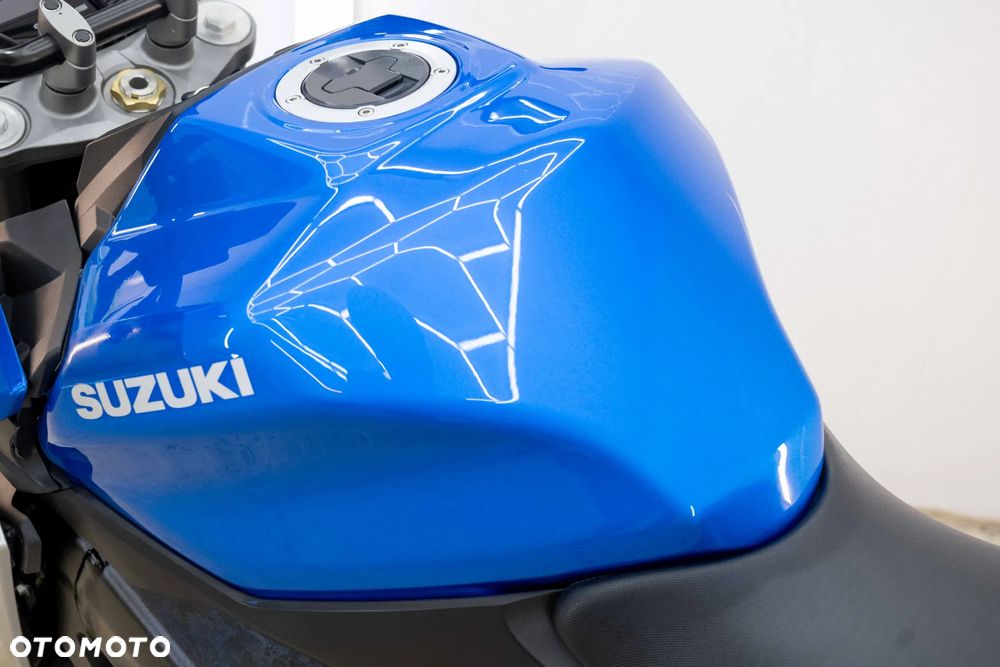 Suzuki GSX - 22