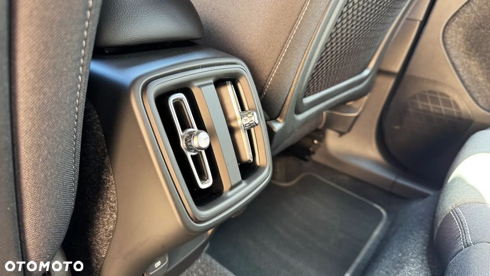 Volvo XC 40 B3 B DKG Plus Black Edition - 22