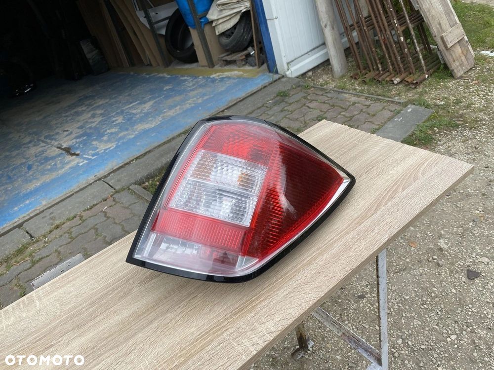 LAMPA TYLNA PRAWA OPEL ASTRA III H KOMBI 13223674 - 1