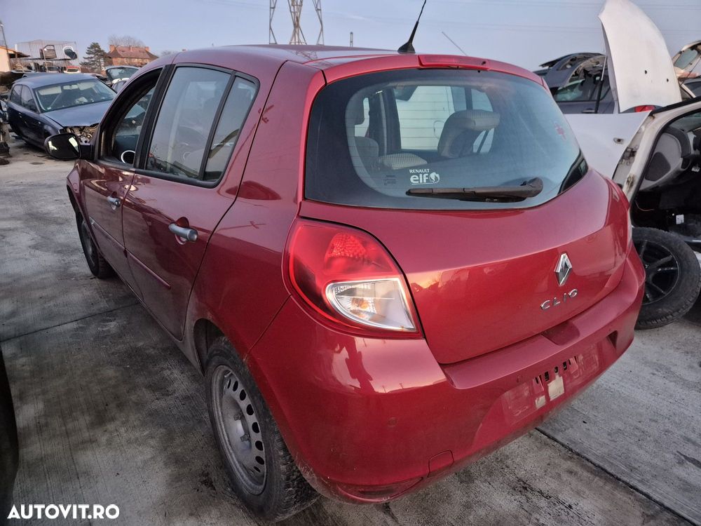 Dezmembram  Renault Clio 3 Facelift 2009 1.6 16v K4M848 - 4