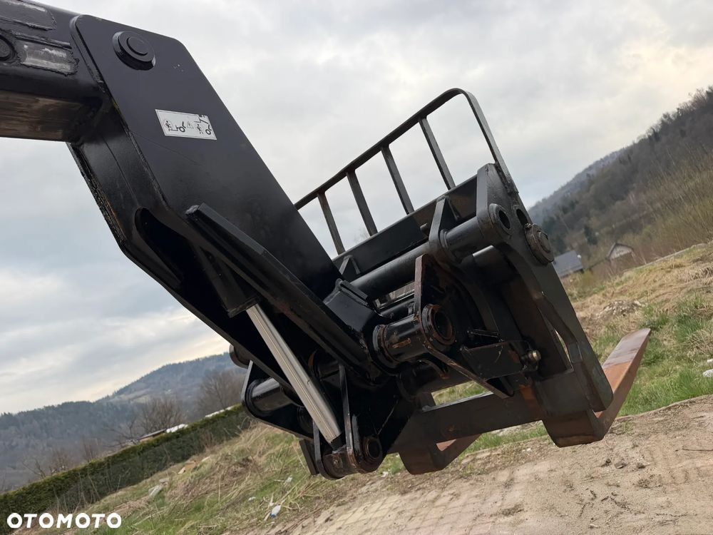 Manitou MT932 Ładowarka Teleskopowa dźwig wózek 9m. UDŹWIG 3,2 tony. Przebieg 2760 MTG jak Nowa z SALONU 2014rok z Norwegii z Gospodarstwa rolnego. Silnik PERKINS 100km. Serwisy w Dekra! Widły i łyżka. Ani deka luzu czy wycieku. OKAZJA! Jazda REWERS + 4 biegi. Skręt 3 tryby. - 19