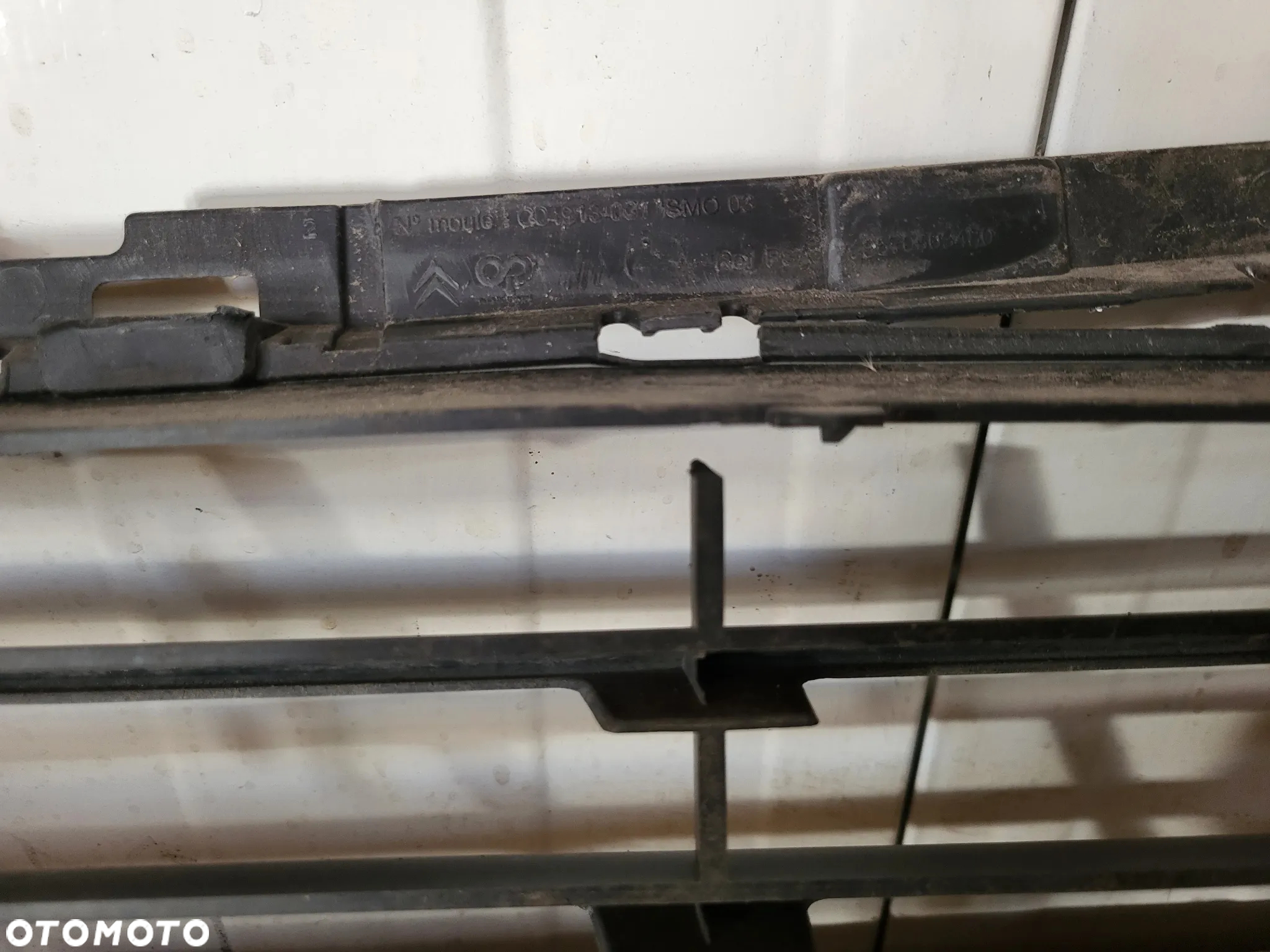 Środkowa kratka zderzaka przód Citroen C4 II B7 - 9