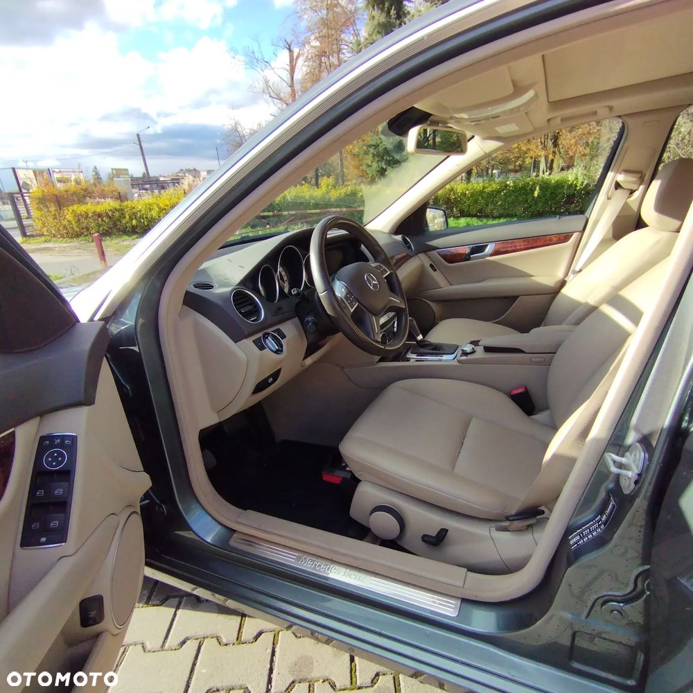 Mercedes-Benz Klasa C 250 CGI BlueEff Elegance - 9