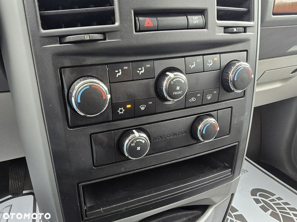 Chrysler Town & Country - 29