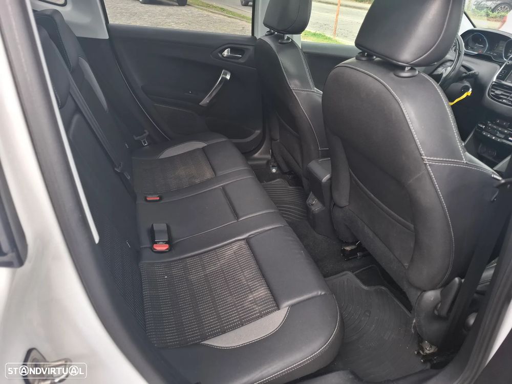 Peugeot 2008 1.2 PureTech Allure - 10