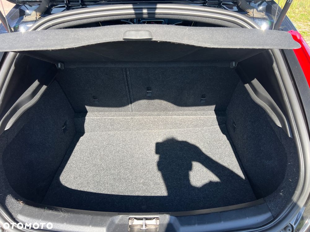 Volvo V40 D3 R-Design - 32