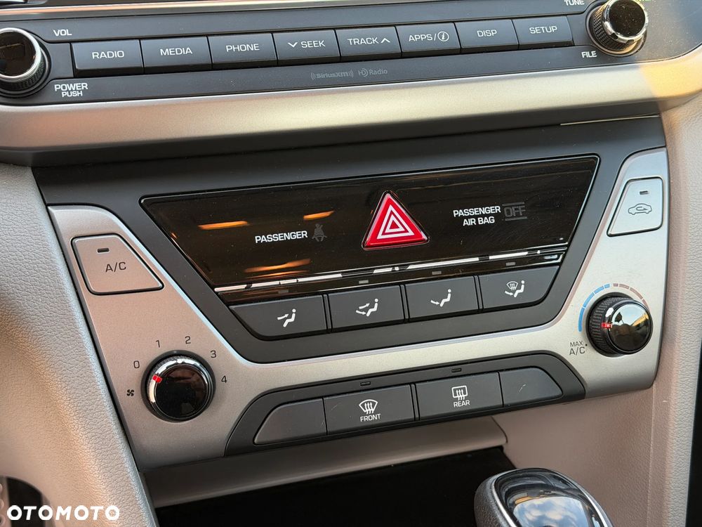 Hyundai Elantra - 32