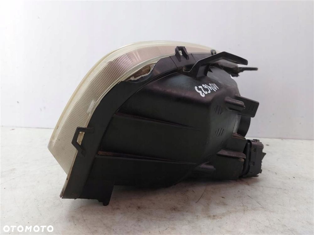 Reflektor lampa przód prawa Toyota RAV4 II 2000-2005 PRZED LIFT - 2