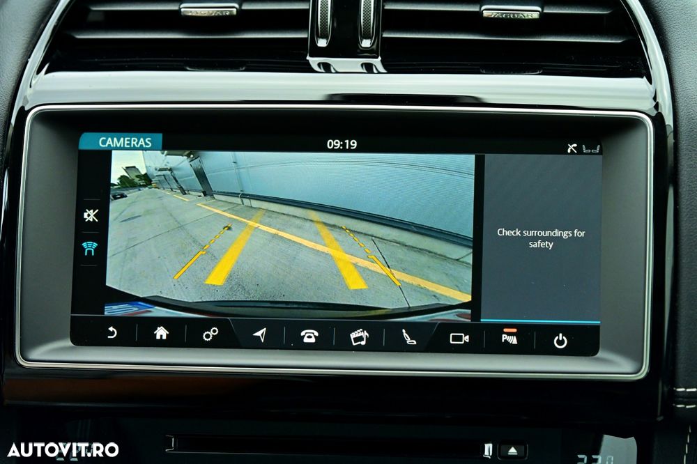 Jaguar F-Pace P250 AWD R-Dynamic Black - 18