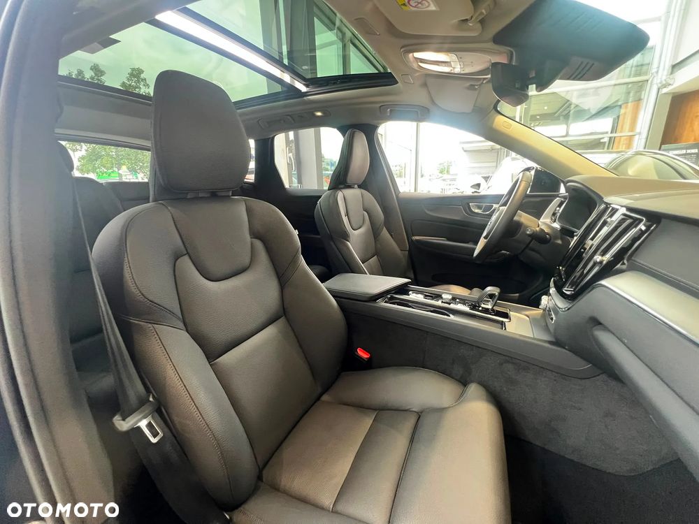 Volvo XC 60 B5 B AWD Ultimate Dark - 19