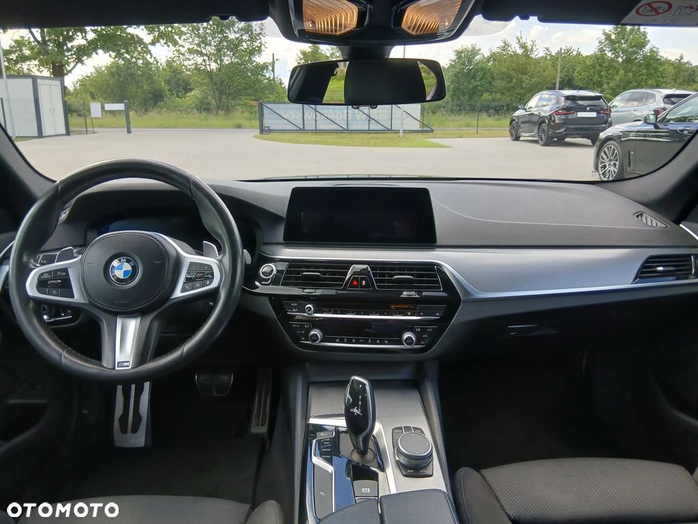 BMW Seria 5 518d M Sport - 14