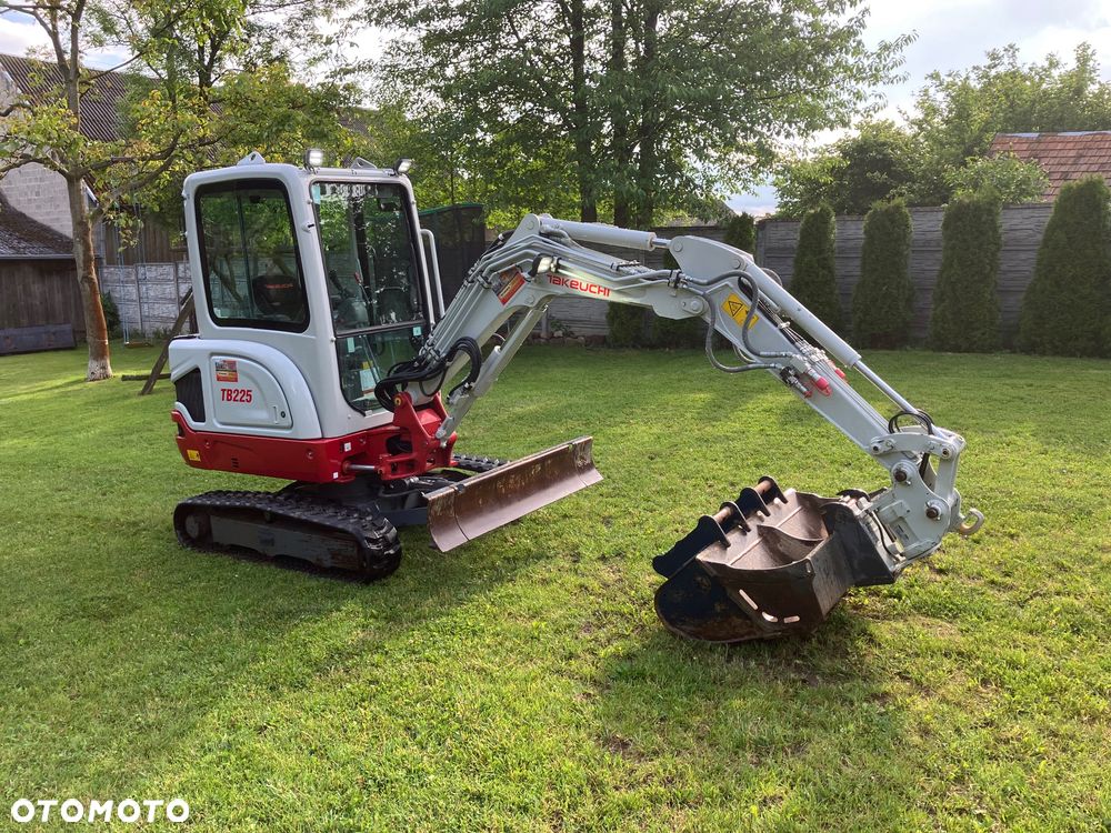 Takeuchi TB225 - 1