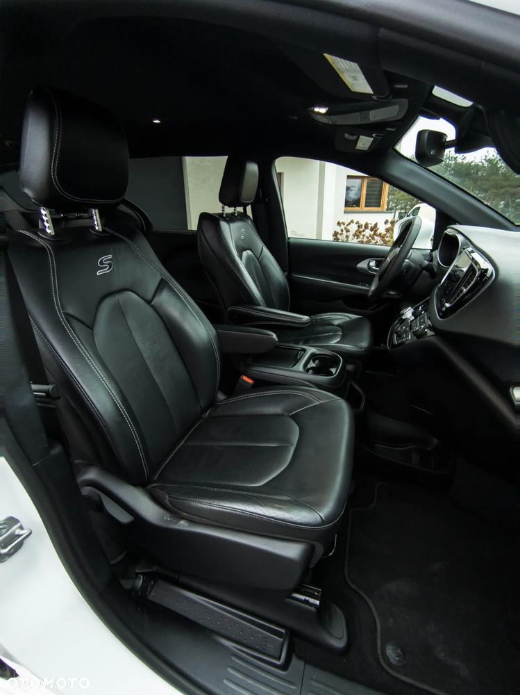 Chrysler Pacifica - 26