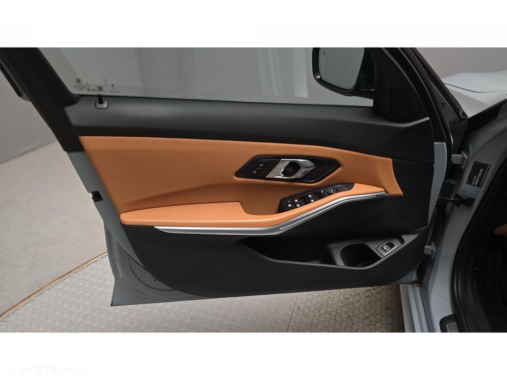 BMW Seria 3 320d xDrive M Sport - 17