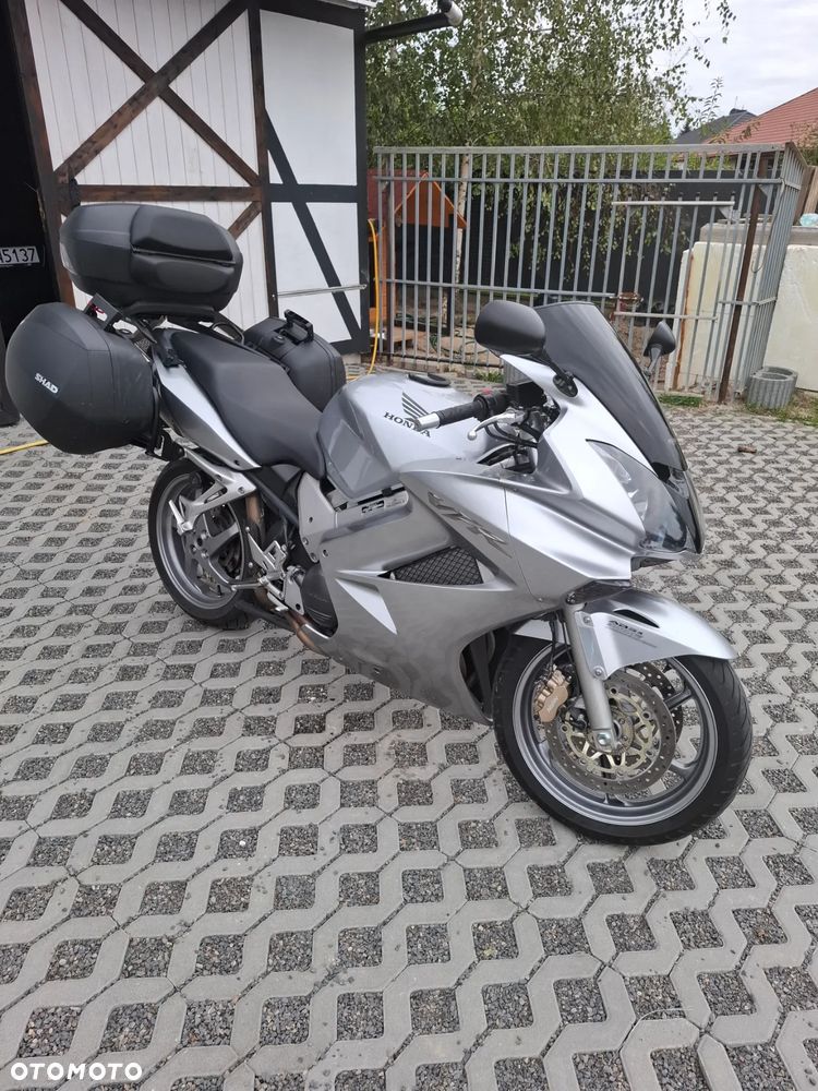 Honda VFR - 13