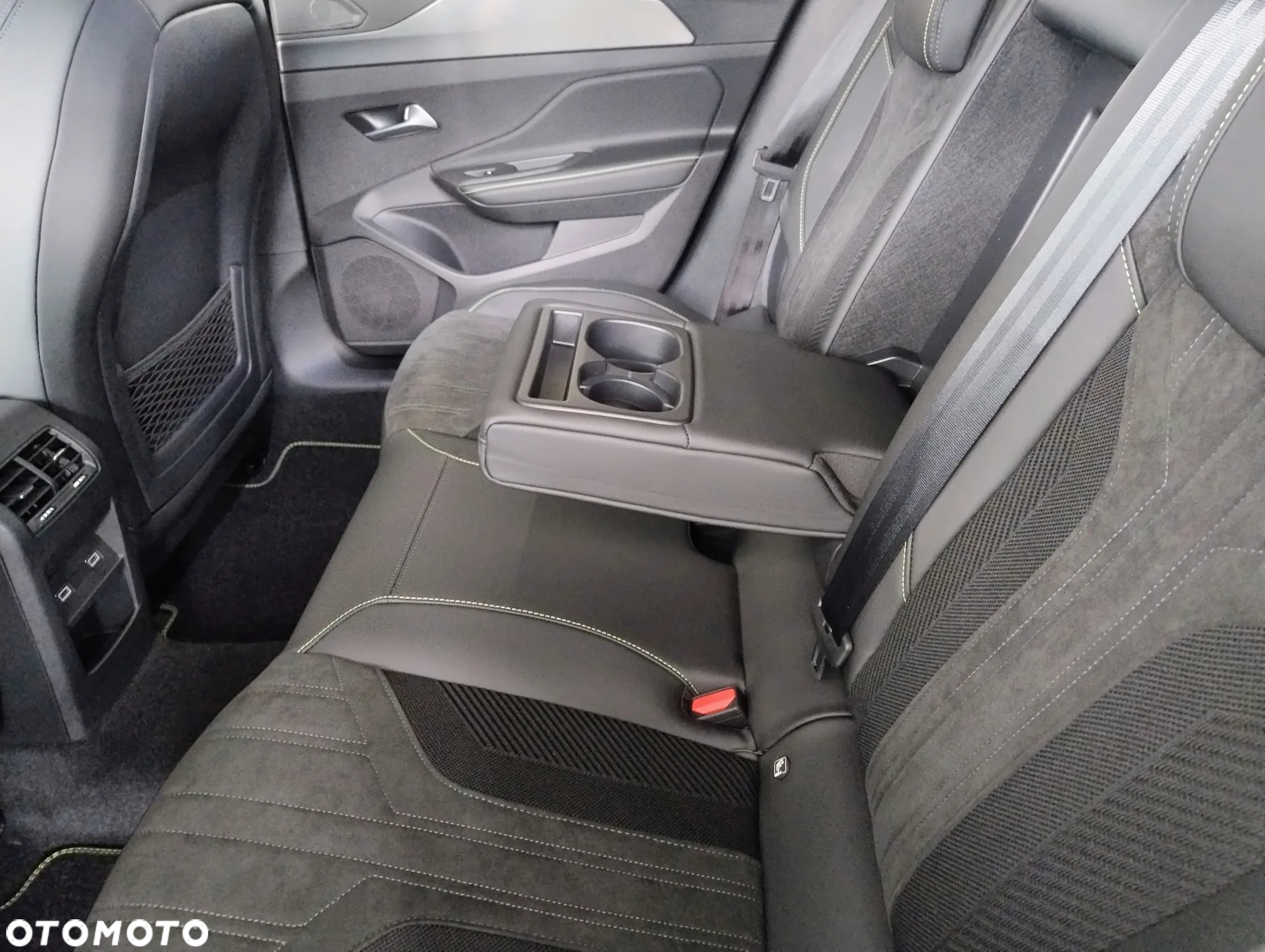 Peugeot 408 1.2 PureTech mHEV GT S&S e-DSC6 - 26