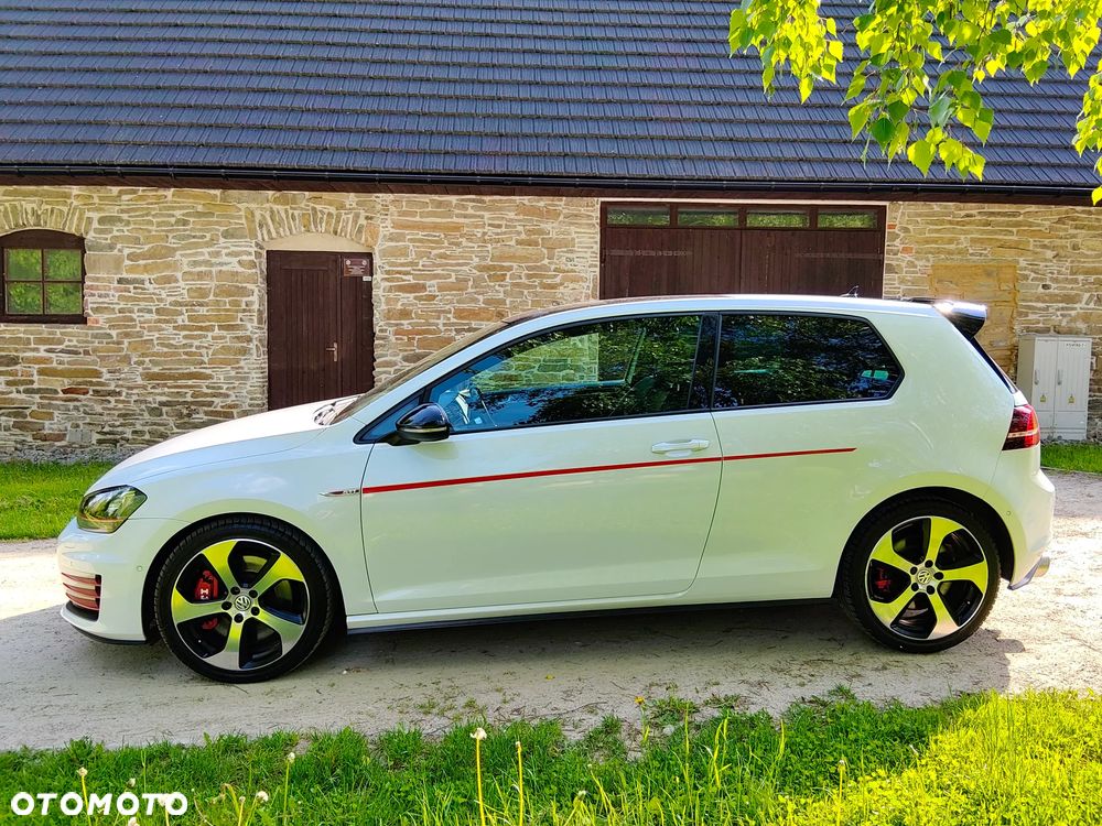Volkswagen Golf - 1