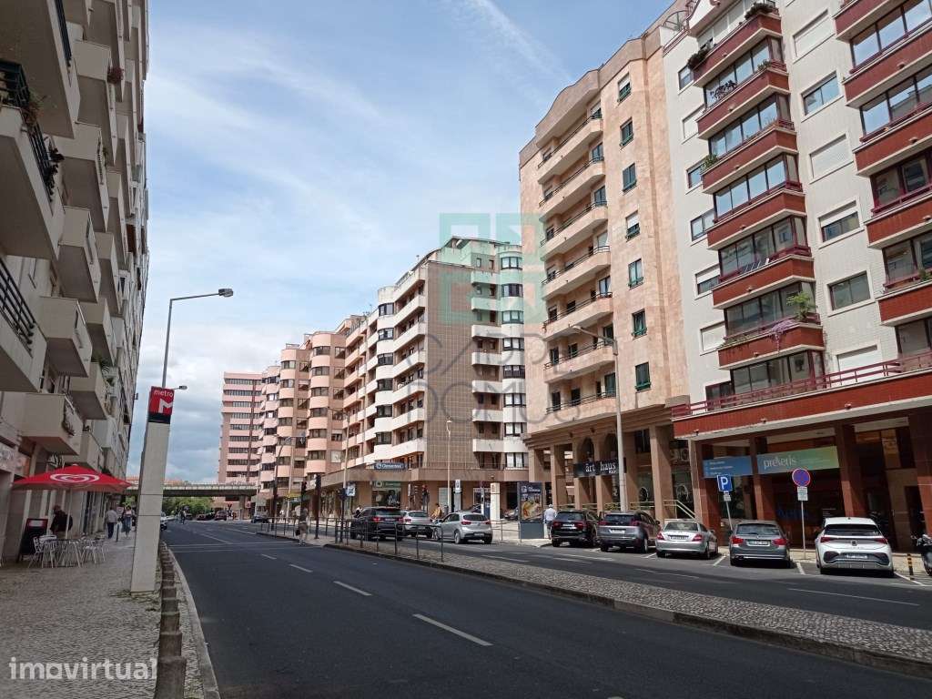Apartamento T3 - renovado, c/ estacionamento, na Estrada da Luz - L... - Grande imagem: 5/32