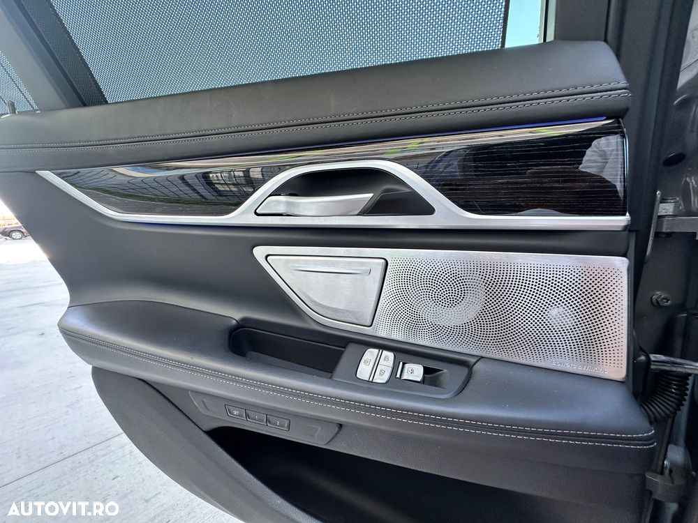 BMW Seria 7 745e - 38