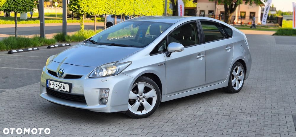 Toyota Prius (Hybrid) Life - 28