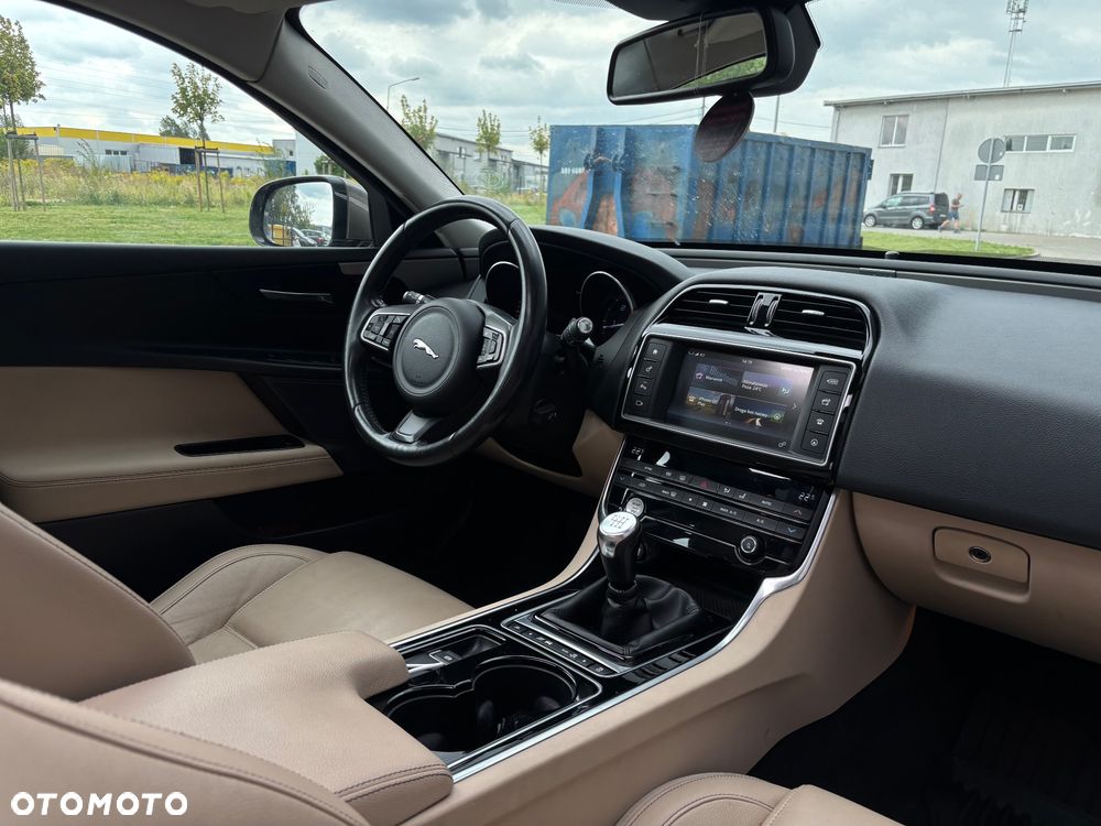 Jaguar XE 2.0 D Prestige - 22