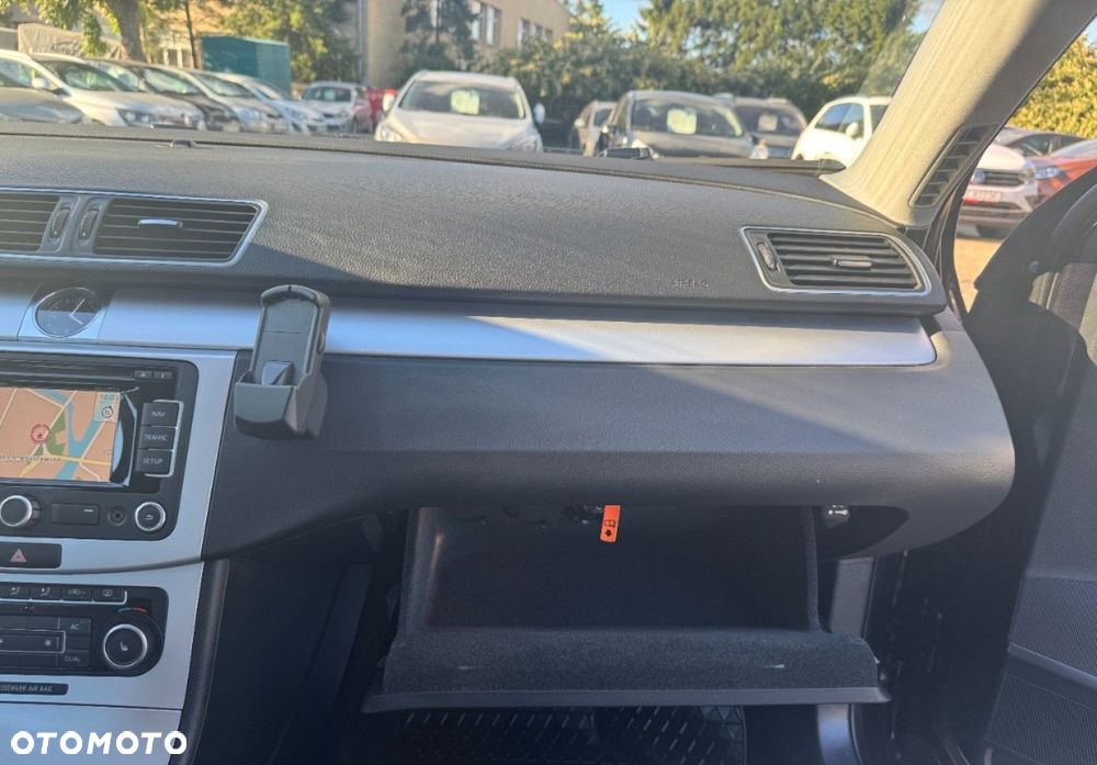 Volkswagen Passat - 25