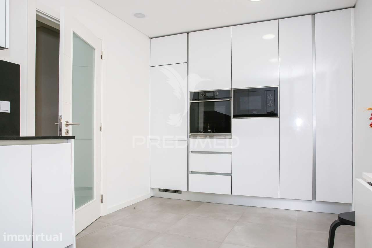 Apartamento T2 com Terraço semi novo em Santa António dos Cavaleiros - Grande imagem: 4/39