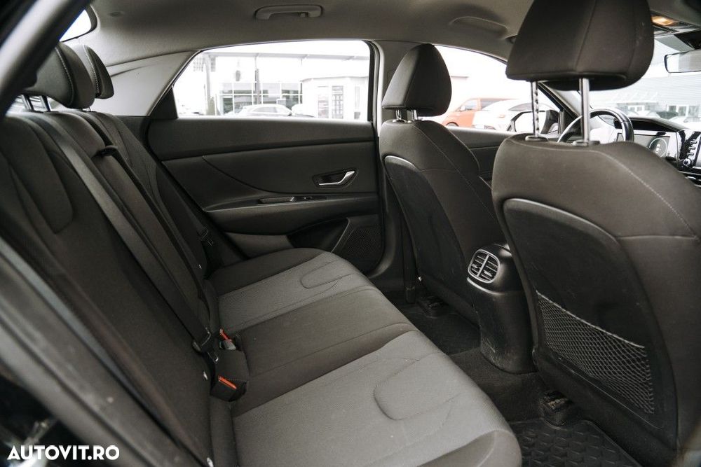 Hyundai Elantra - 27